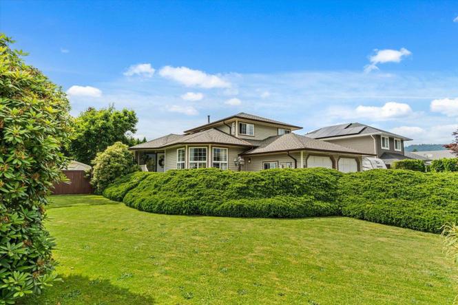 CORNER HOUSE WITH A SPACIOUS GARDEN – GREEN, QUIET, & CLOSE