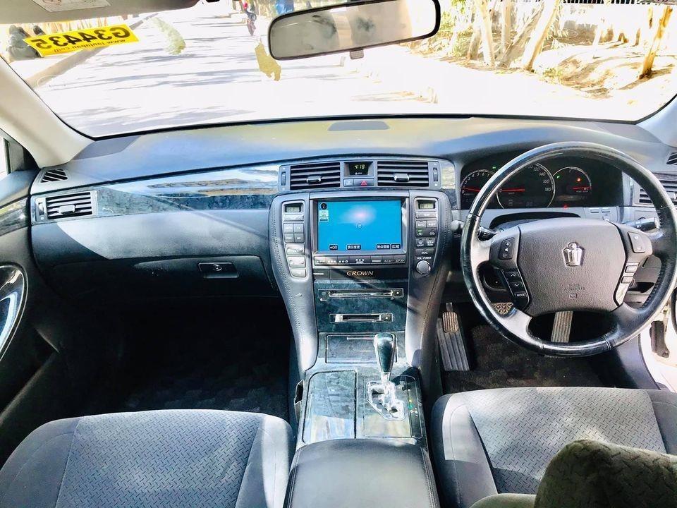 Toyota-Crown-Atlete