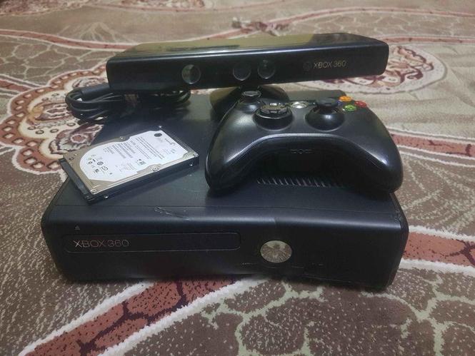 XBOX 360 دارای یک دسته وایرلس یک کمره خود xbox دو دانه هاردس