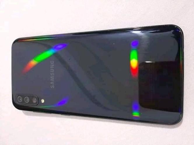 فروش گوشی A70128 جی بی6 جی بی رمخیلی تمیزبدون کدام مشکل