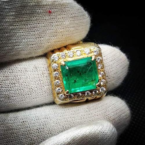Beautiful ring of Emerald