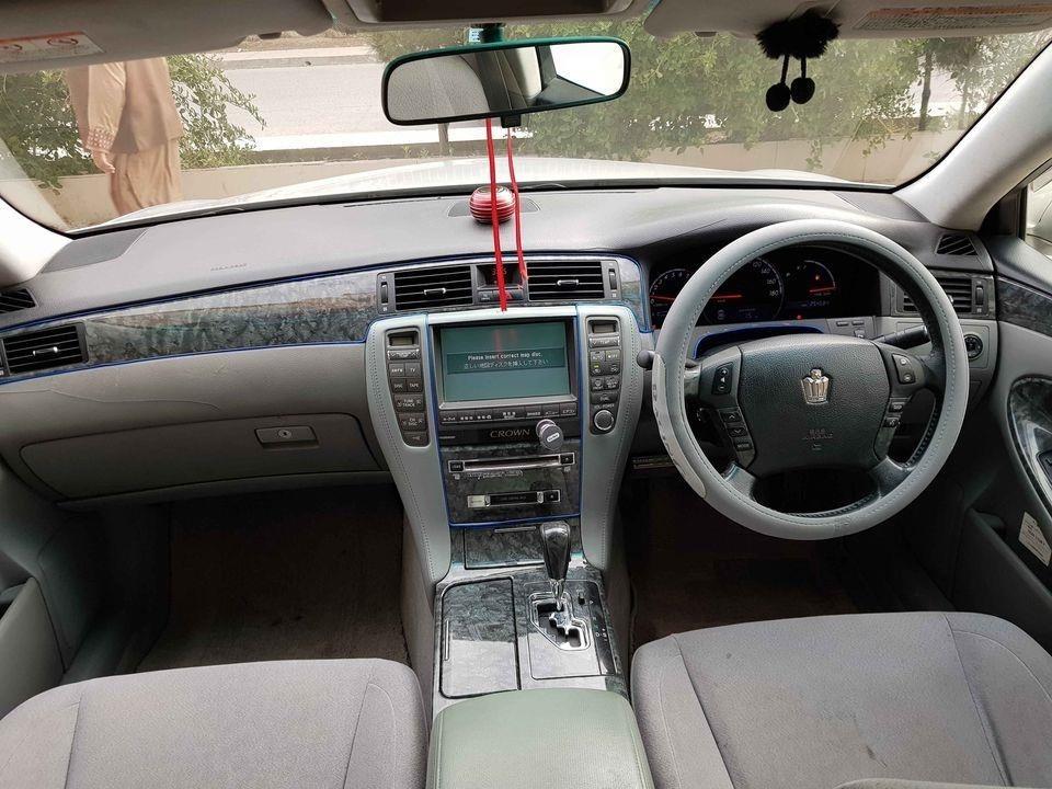 Totyota-Crown-Royal-Saloon