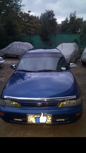 یک عراده موتر کرولای صالون کانادایی