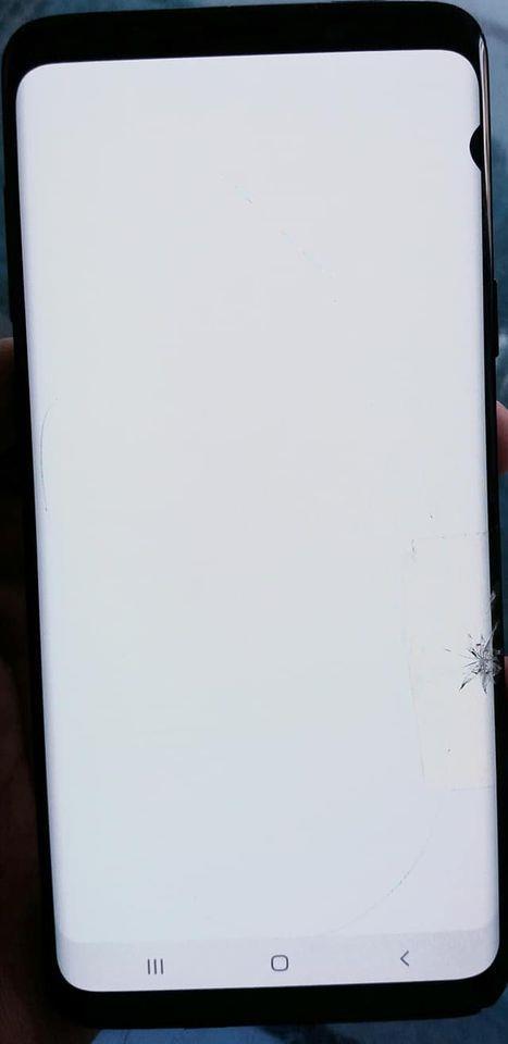 S9+ټکی-والا-ګلاس-یی-لږ-مات-سوی