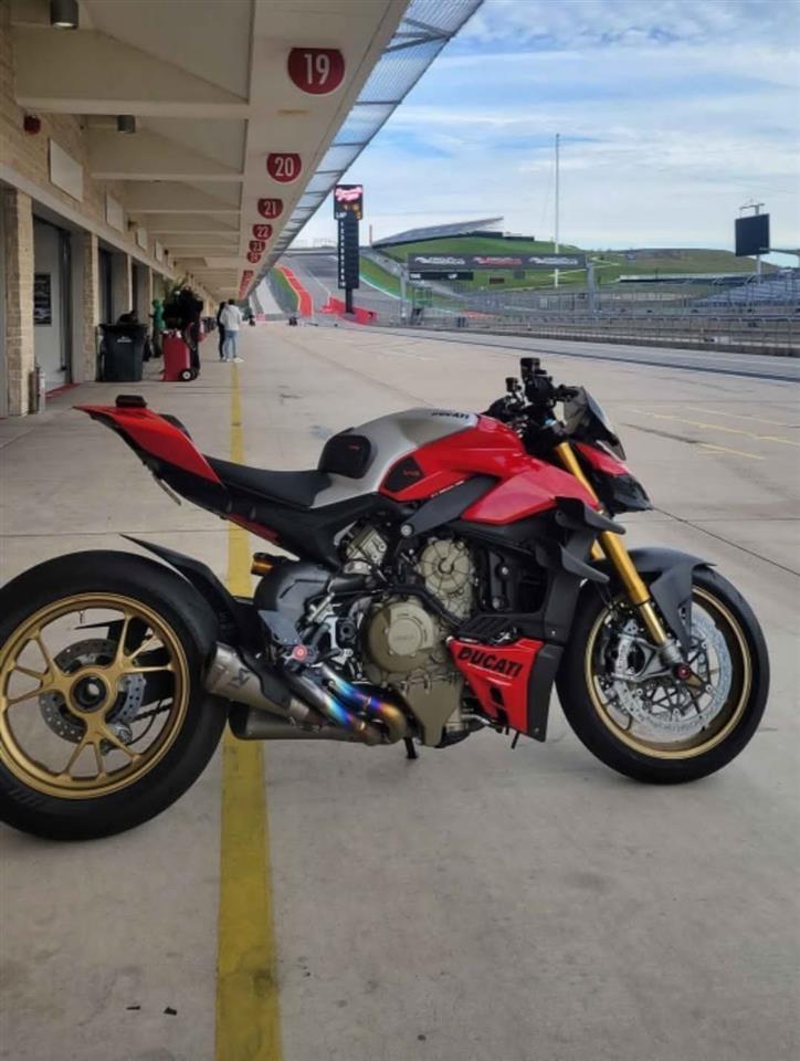 2020-Ducati-street-firter-V4S