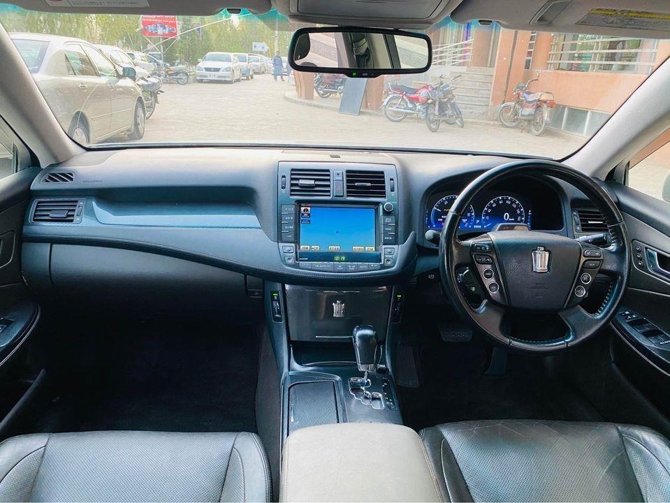 Toyota-Crown-hybrid
