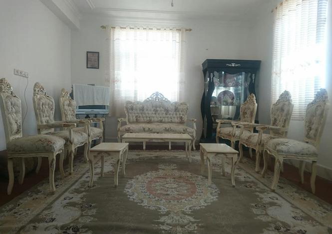 یک سیت مبل 9 نفره کار ایران همراه 3 عدد میز در حد نو قیمت 40