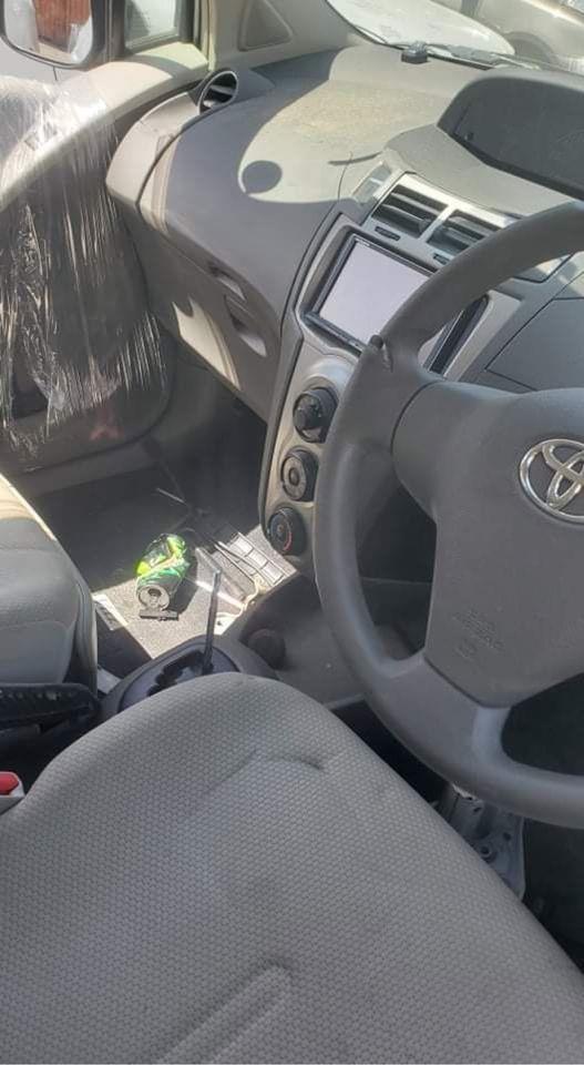 Vitz-2010-پوخ-0-موټر-نواریده-پل-ویټ-رنګ