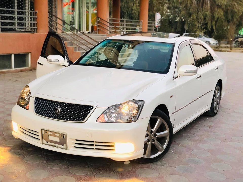 Toyota-Crown-Atlete