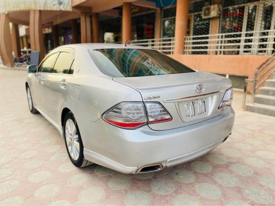 Toyota-Crown-hybrid