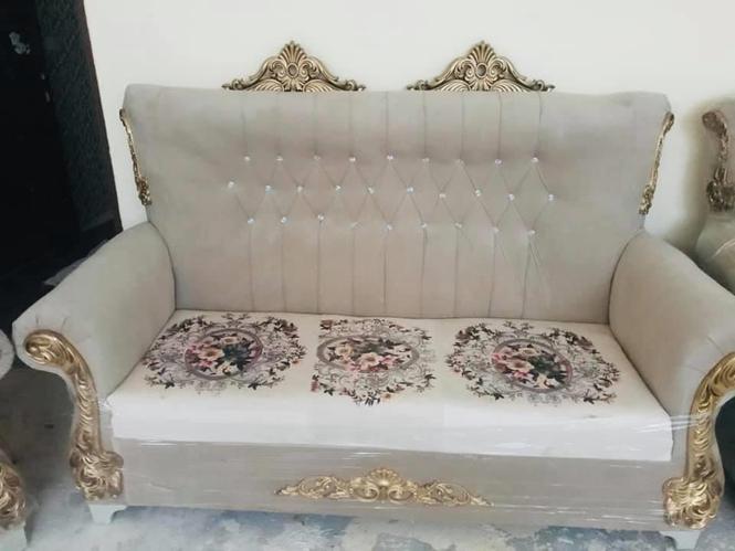 فروش مبل تحر سلطنتی ۷ نفره همرای سه دانه میز کامل