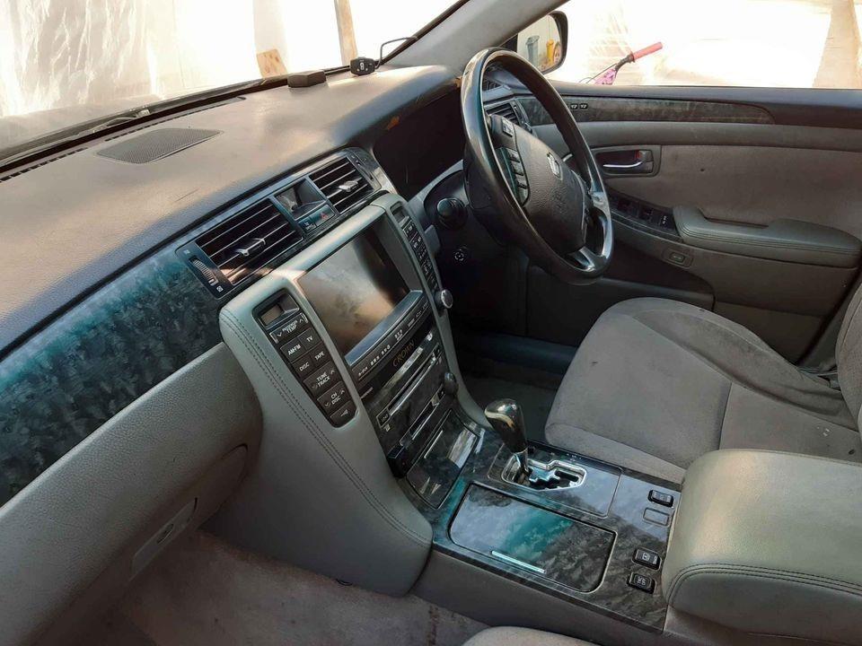 Crown-Royal-Saloon-2005-model-Aino-Mina--0705588038