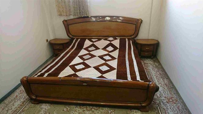 یک عدد تخت خواب دو نفره چوب چهار مغز بسیار محکم و نو