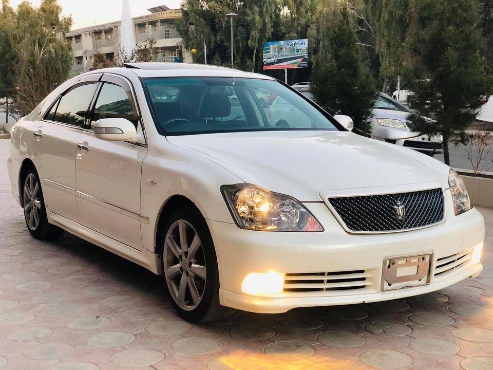 Toyota-Crown-Atlete