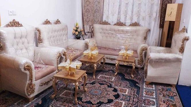 تخت خواب دو نفره با میز ارایش و وچوکی و میز کنار تخت کامل نو